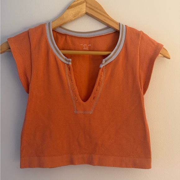 Urban Outfitters Out From Under Go For Gold Seamless Ribbed Cap Sleeve Crop Top - Picture 8 of 9